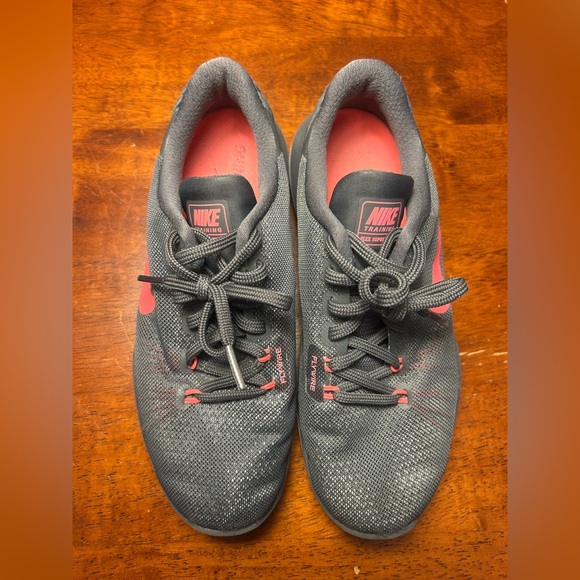 Nike Gray and Pink Athletic Shoes GUC 7 - Picture 4 of 8